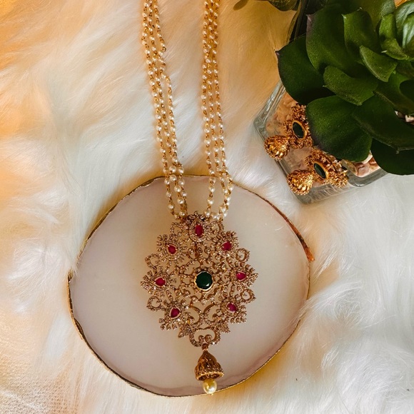 Long Pearls Indian necklace with a statement Pendent - Picture 7 of 7